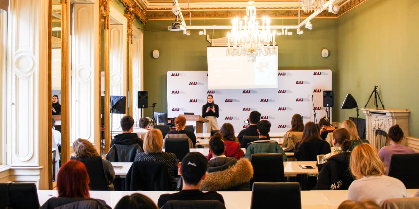 Liza-in-207-1600x800-1